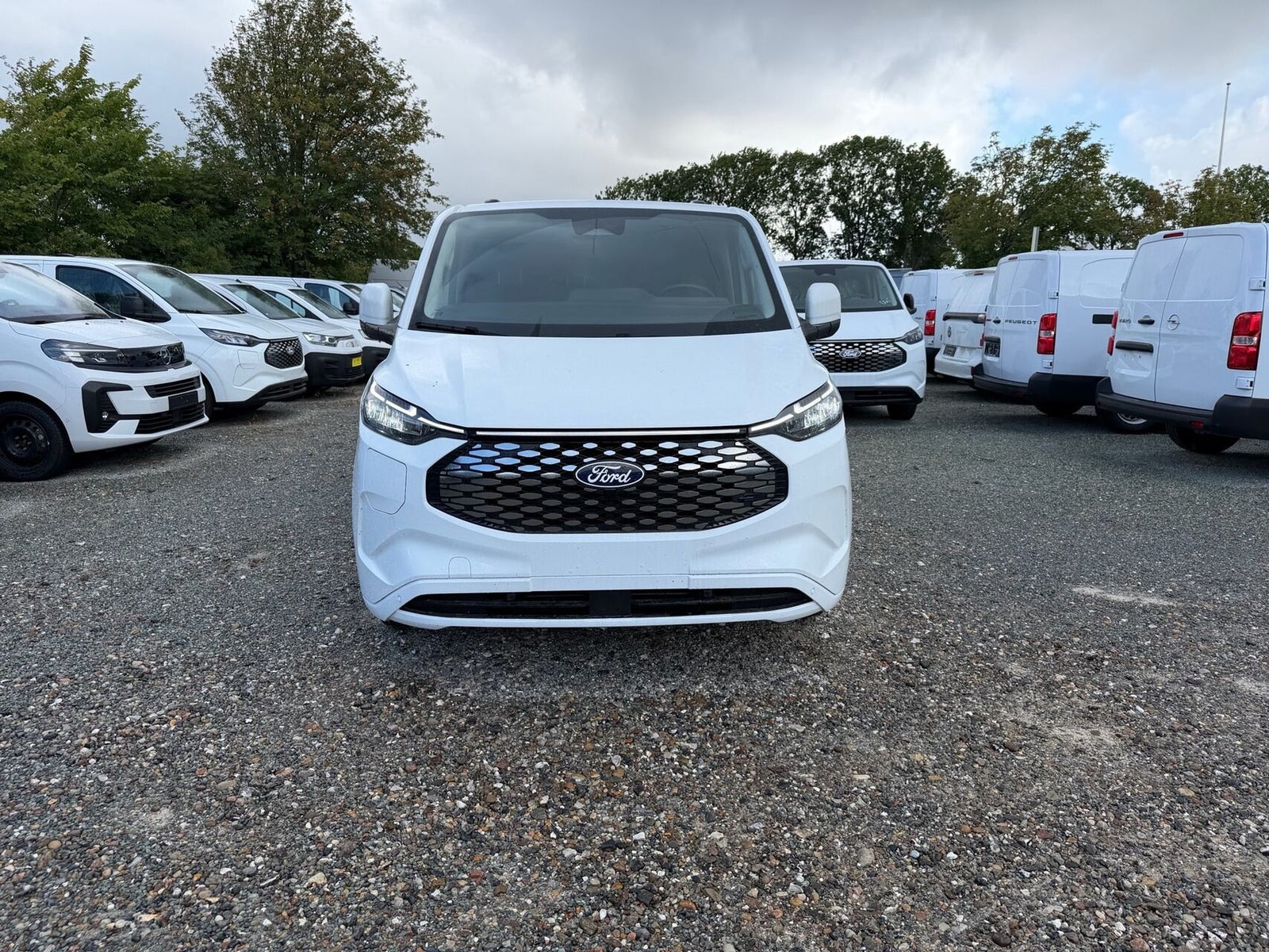 Hvid Ford E-Transit Custom 320 L1 fra 2026