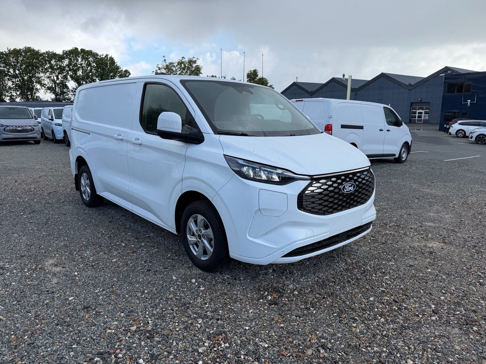 Hvid Ford E-Transit Custom 320 L1 fra 2026