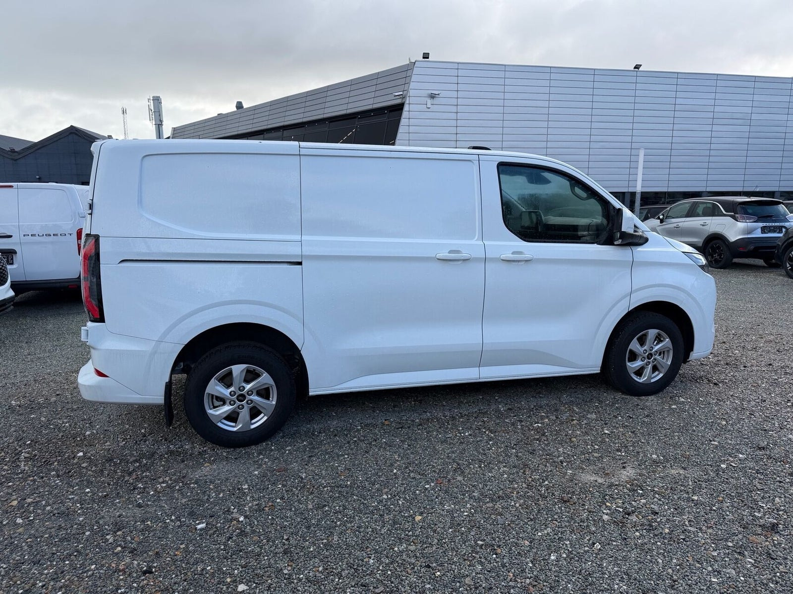 Hvid Ford E-Transit Custom 320 L1 fra 2026