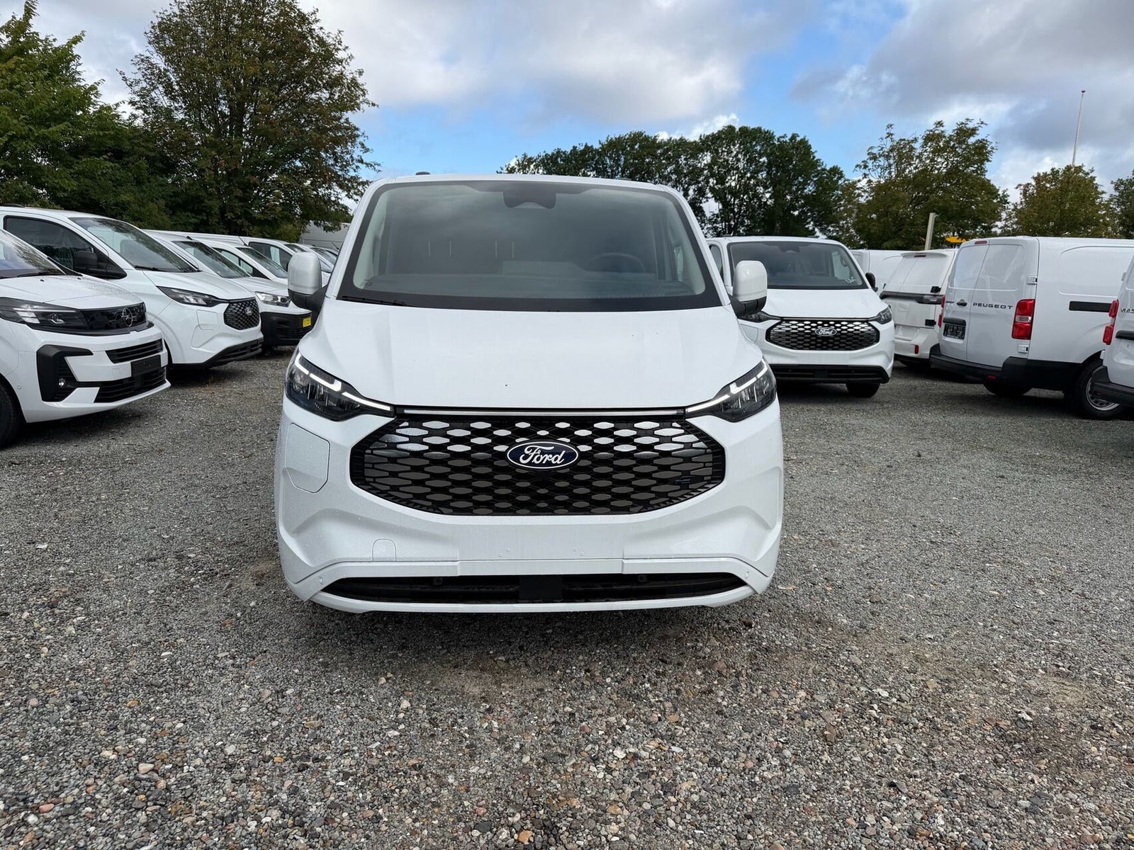 Hvid Ford E-Transit Custom 320 L1 fra 2026