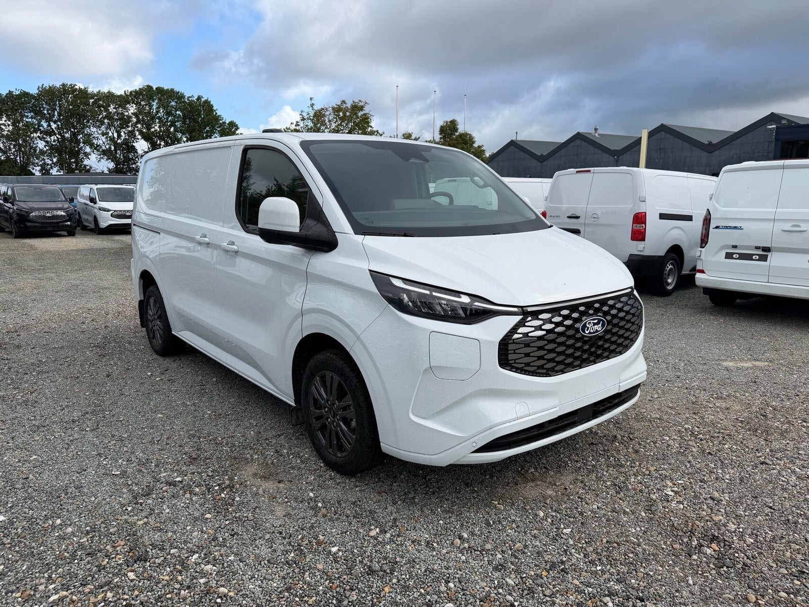 Hvid Ford E-Transit Custom 320 L1 fra 2026