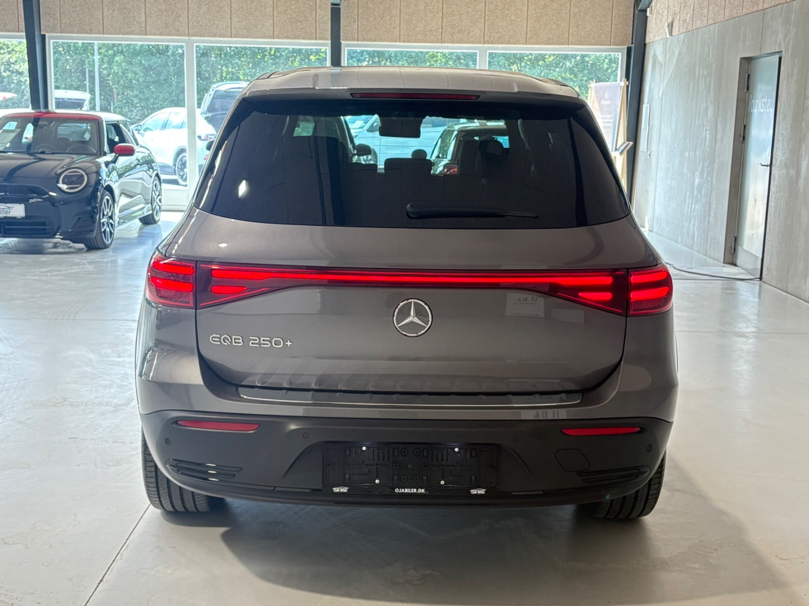 Grå Mercedes EQB250+ fra 2024