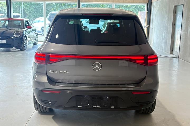 Grå Mercedes EQB250+ fra 2024