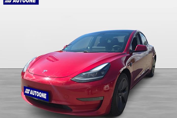Rød Tesla Model 3 fra 2021