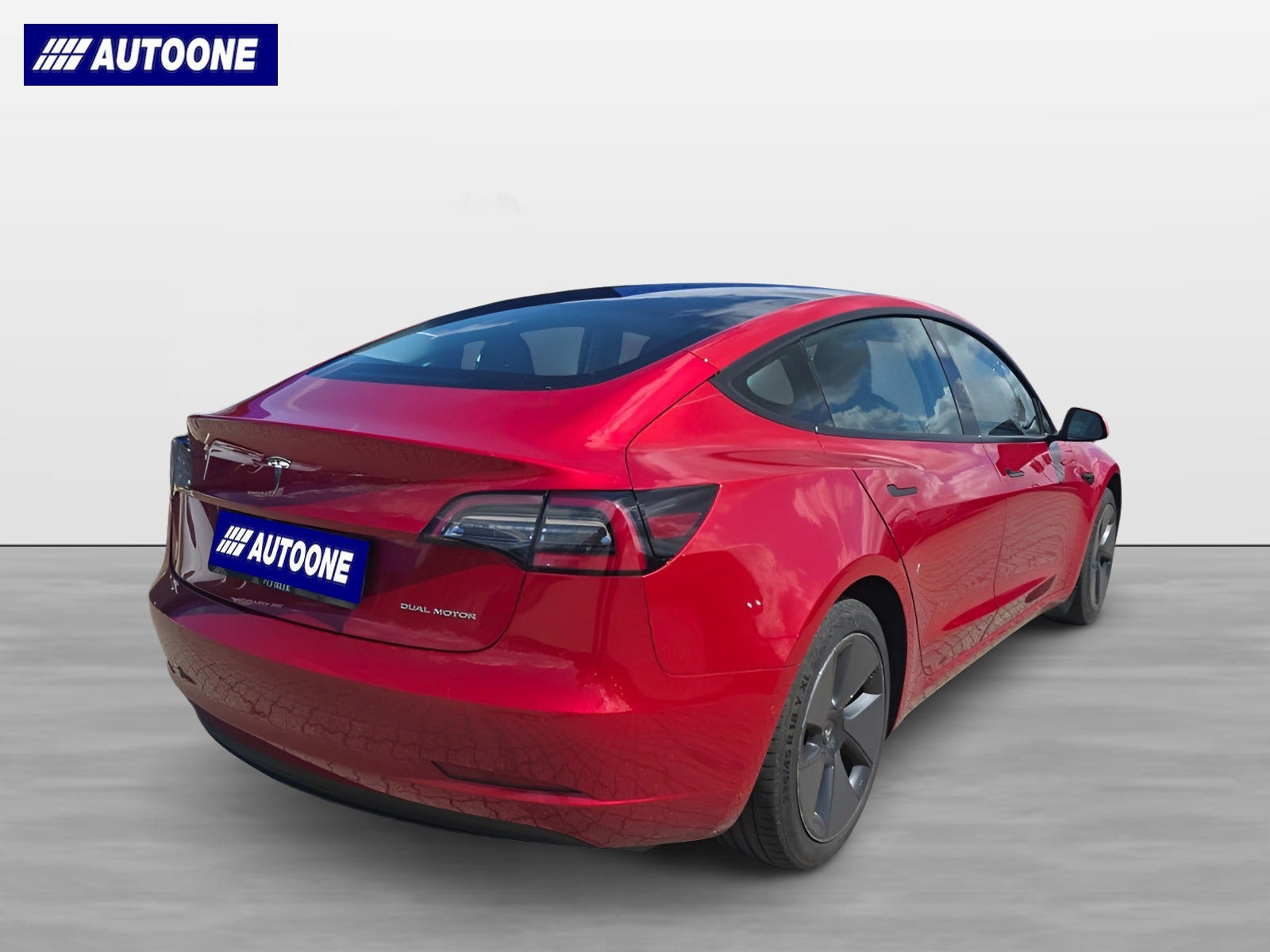 Rød Tesla Model 3 fra 2021