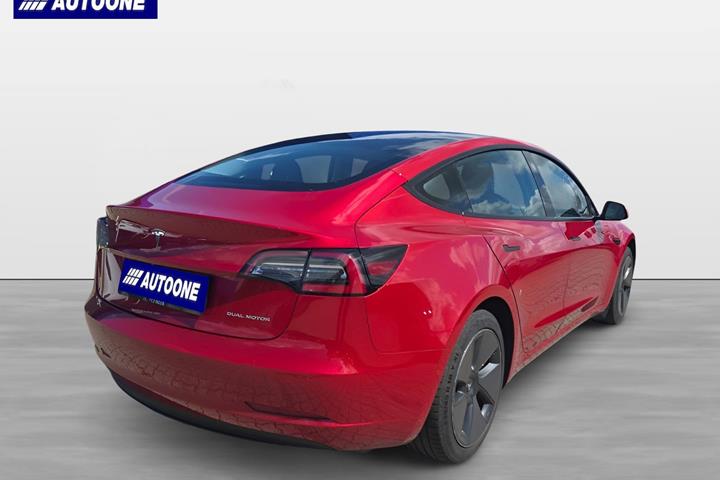 Rød Tesla Model 3 fra 2021