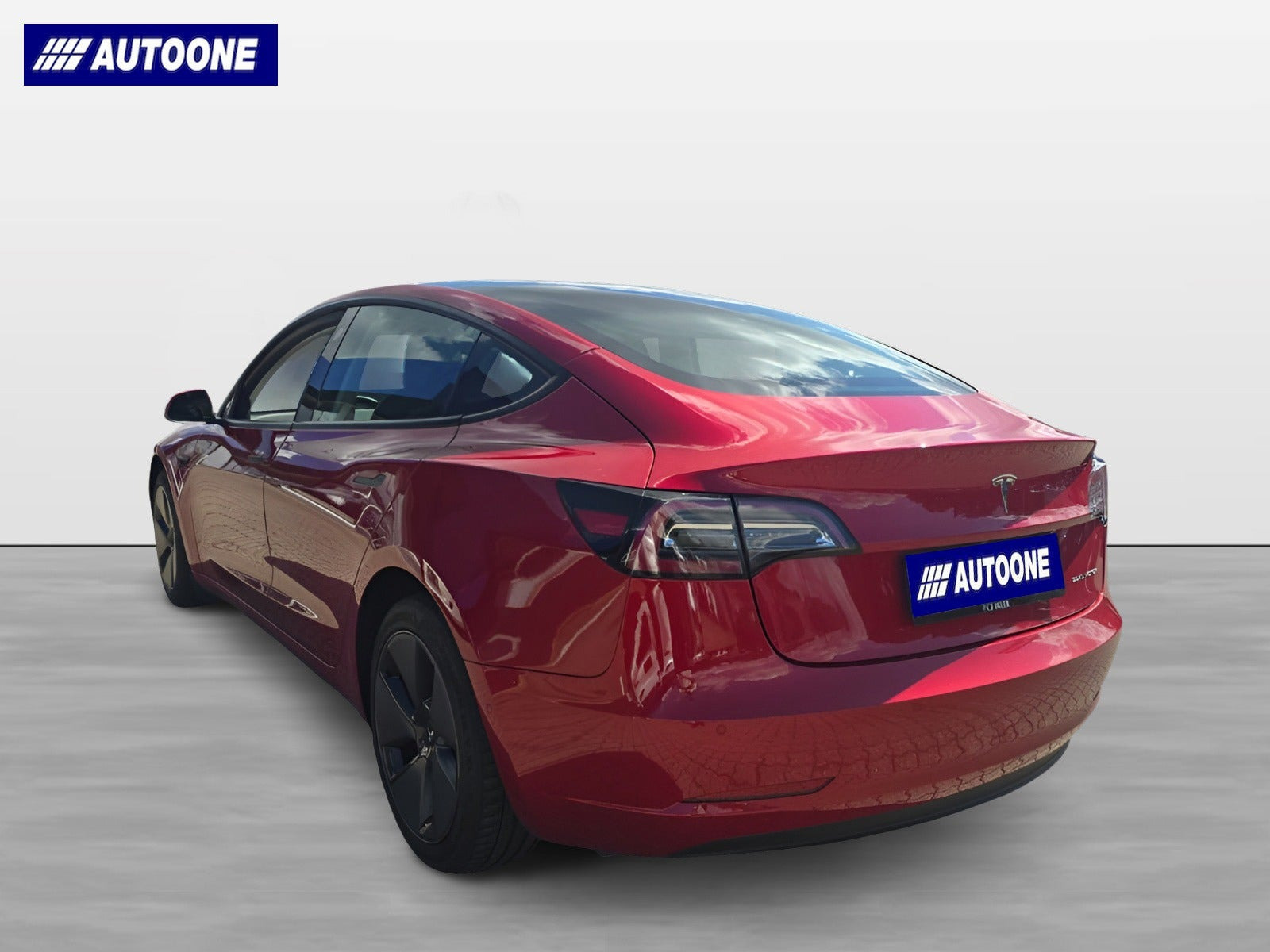 Rød Tesla Model 3 fra 2021