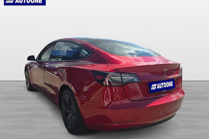 Rød Tesla Model 3 fra 2021