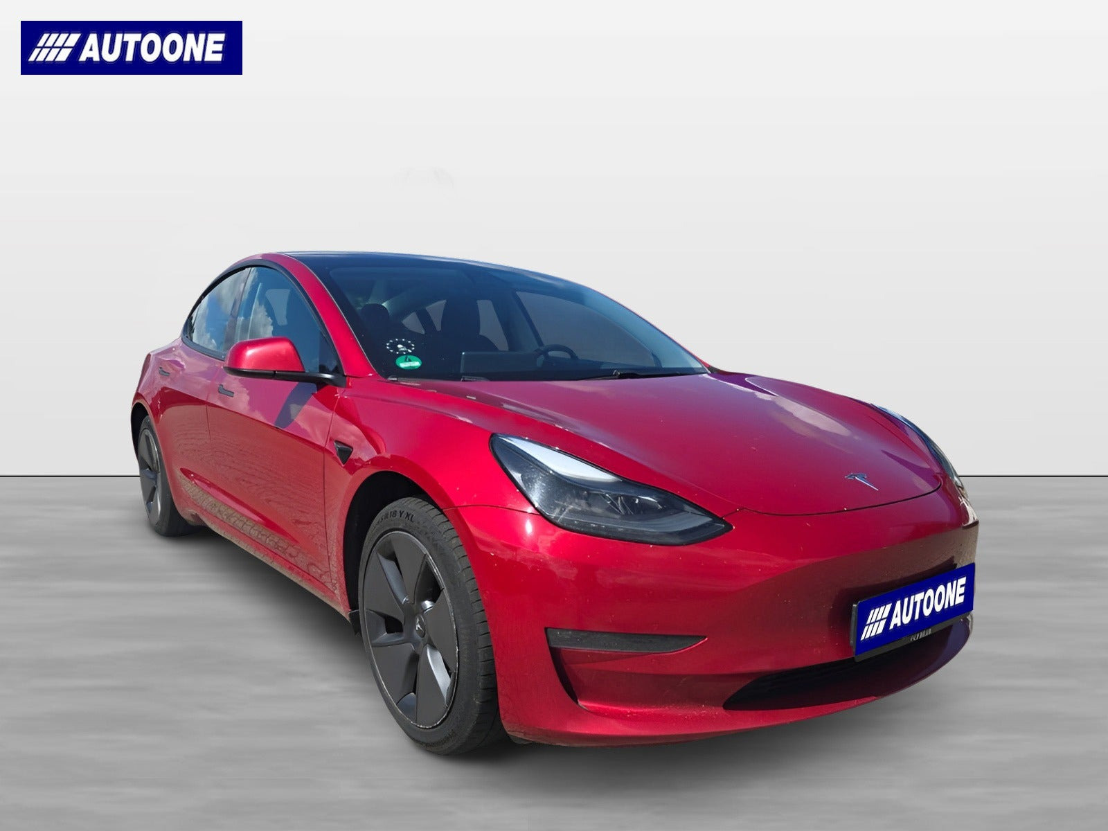 Rød Tesla Model 3 fra 2021