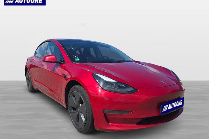 Rød Tesla Model 3 fra 2021