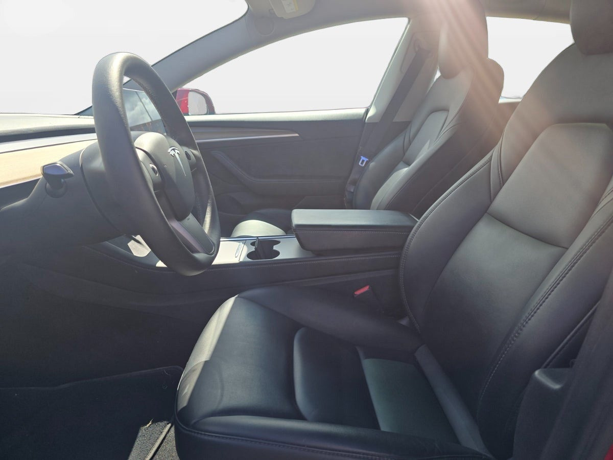 Rød Tesla Model 3 fra 2021