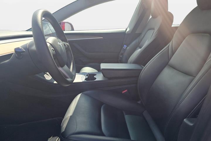 Rød Tesla Model 3 fra 2021