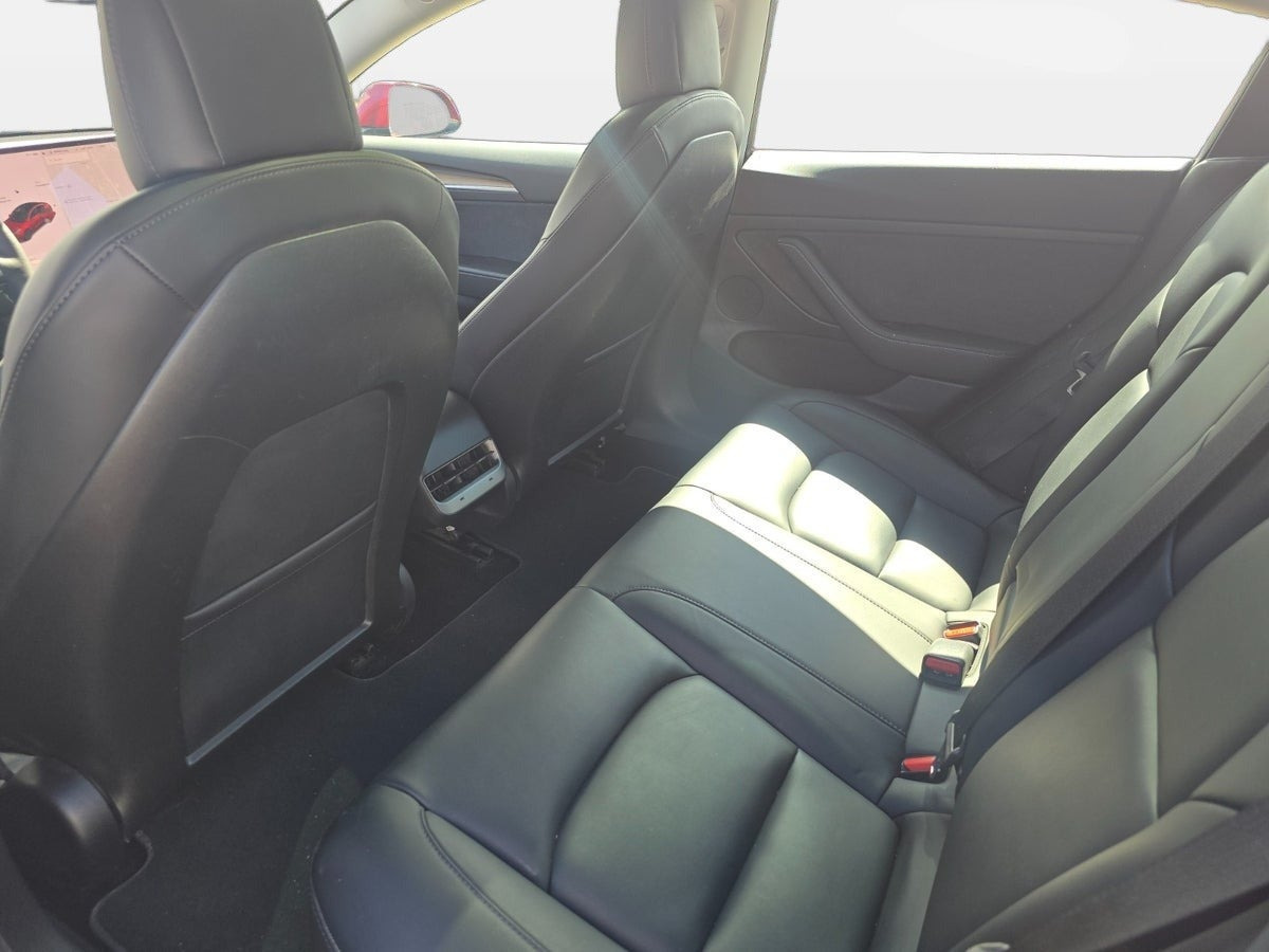 Rød Tesla Model 3 fra 2021