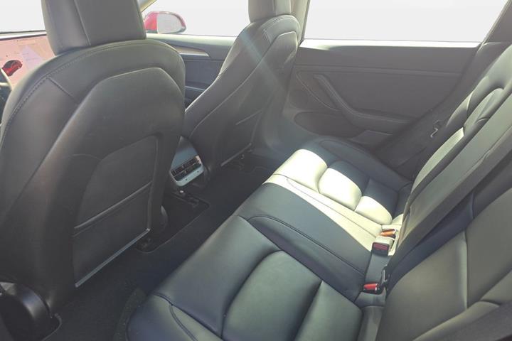 Rød Tesla Model 3 fra 2021