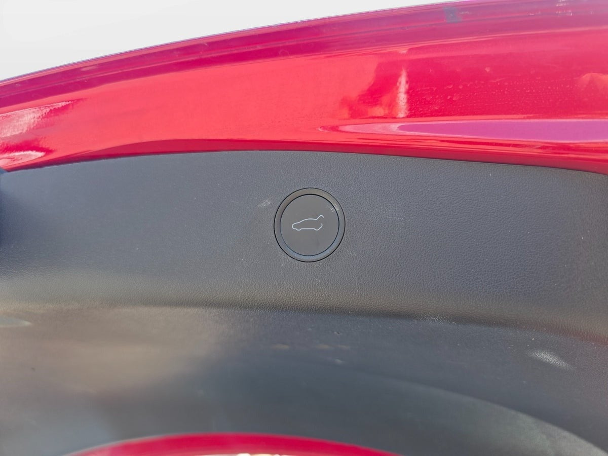 Rød Tesla Model 3 fra 2021