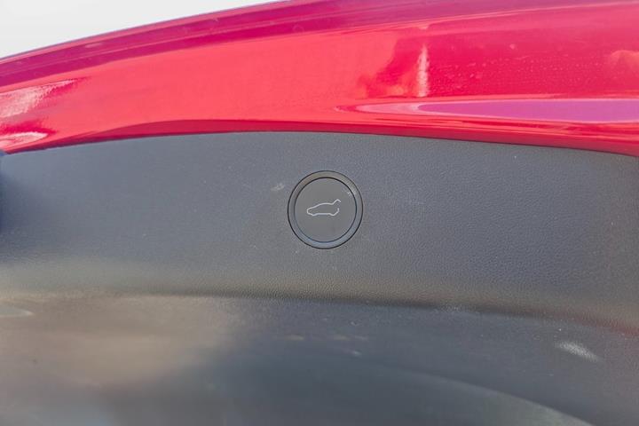 Rød Tesla Model 3 fra 2021