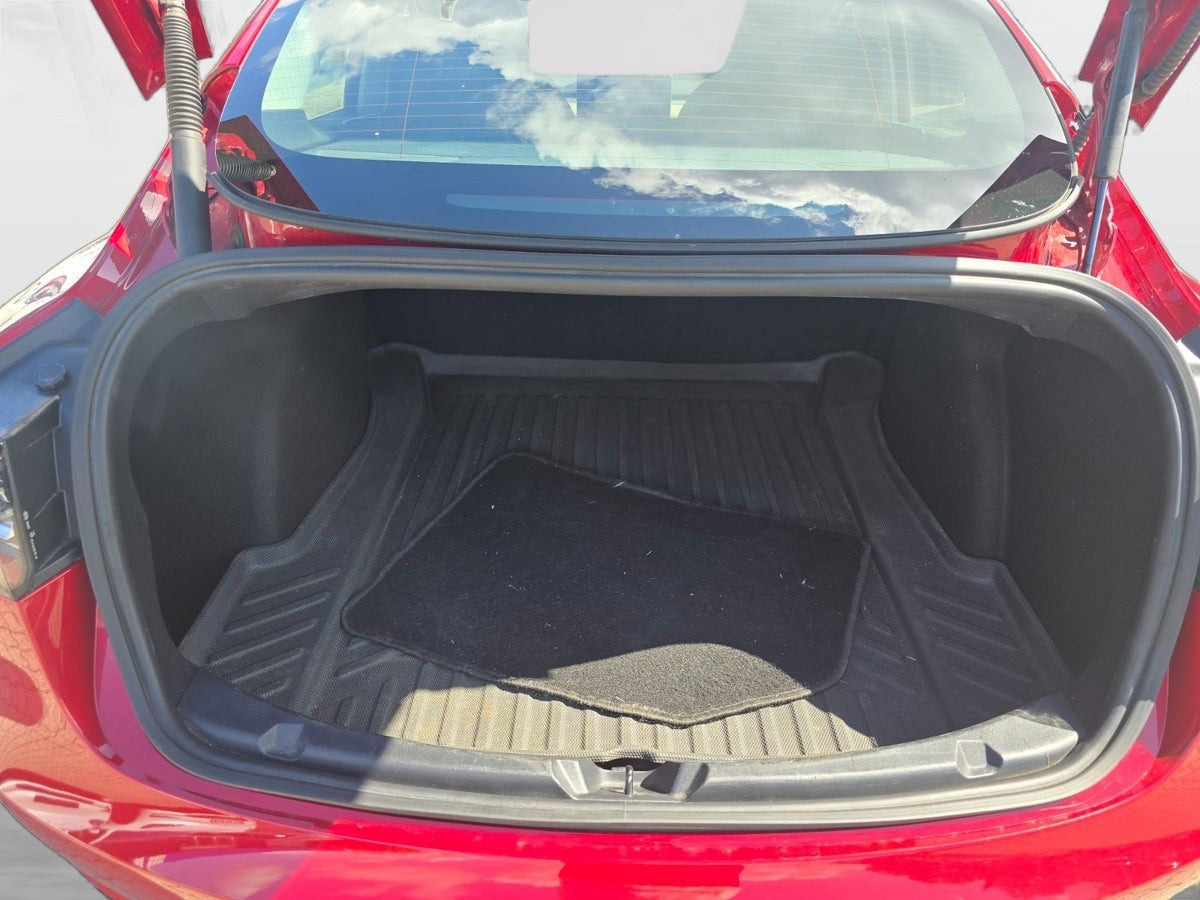 Rød Tesla Model 3 fra 2021