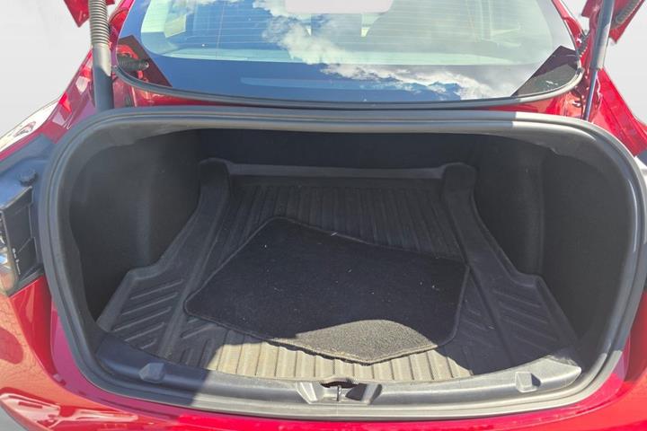 Rød Tesla Model 3 fra 2021