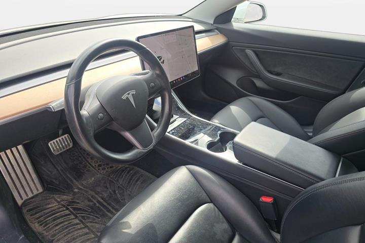 Hvid Tesla Model 3 fra 2019