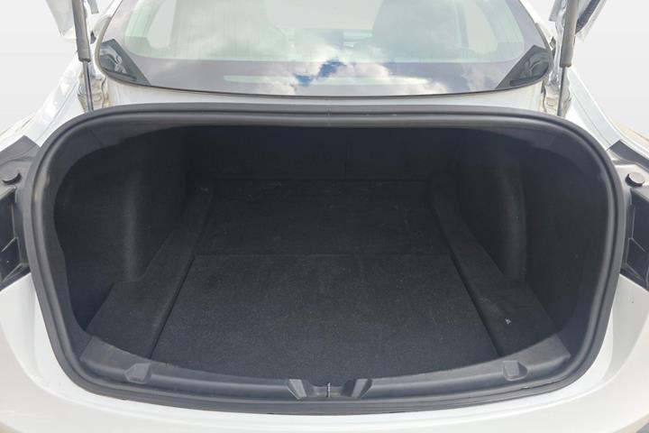 Hvid Tesla Model 3 fra 2019