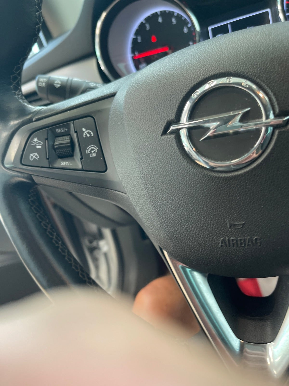 Sølv Opel Astra fra 2019