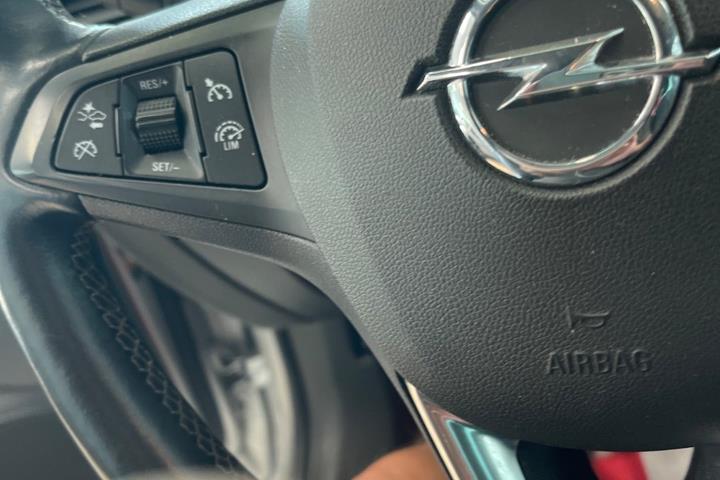 Sølv Opel Astra fra 2019