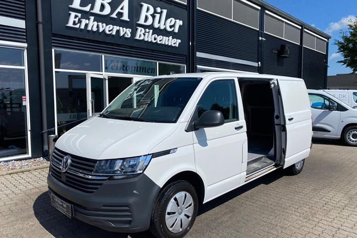 Hvid VW Transporter fra 2023