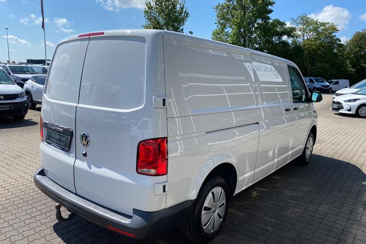 Hvid VW Transporter fra 2023