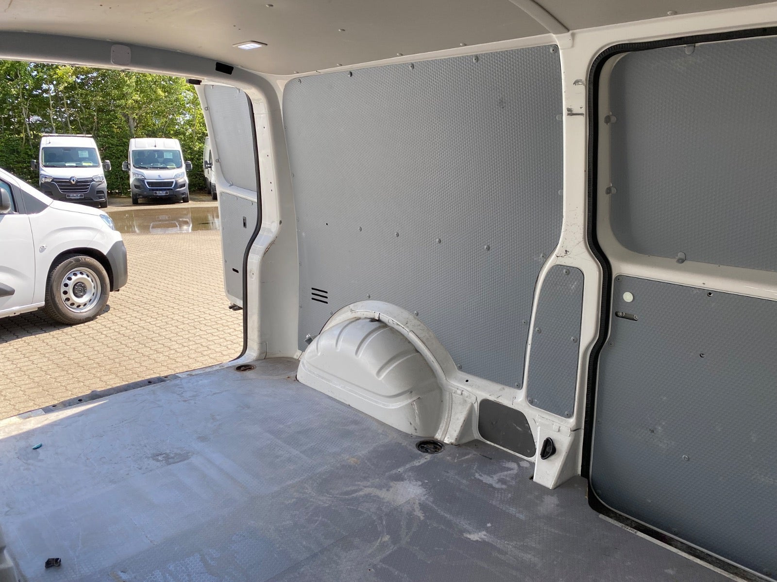 Hvid VW Transporter fra 2023
