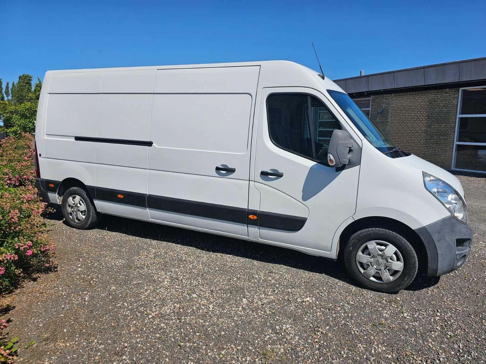 Hvid Opel Movano fra 2012
