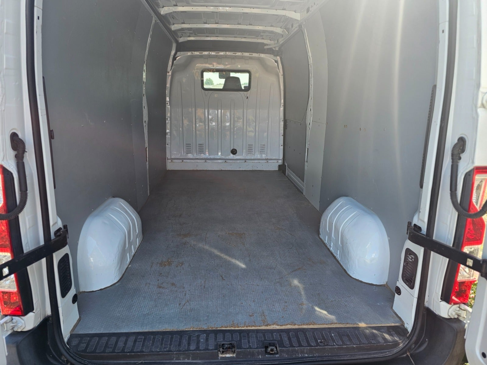 Hvid Opel Movano fra 2012