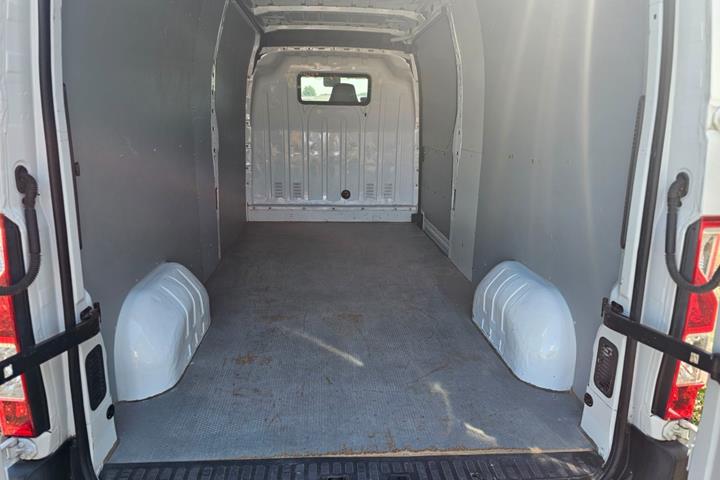 Hvid Opel Movano fra 2012