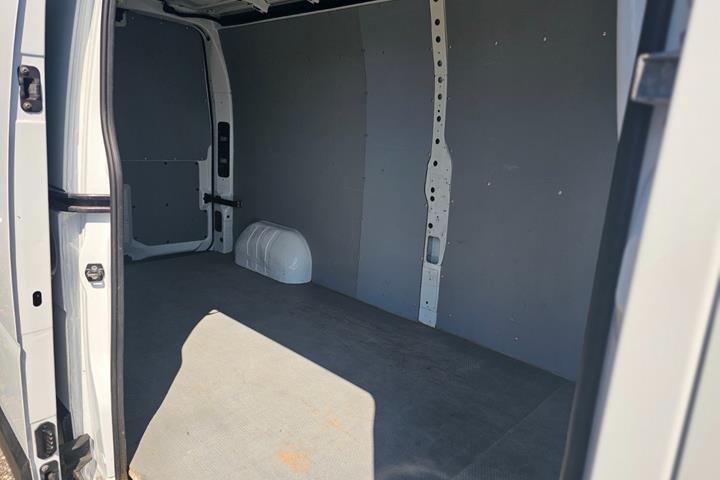 Hvid Opel Movano fra 2012