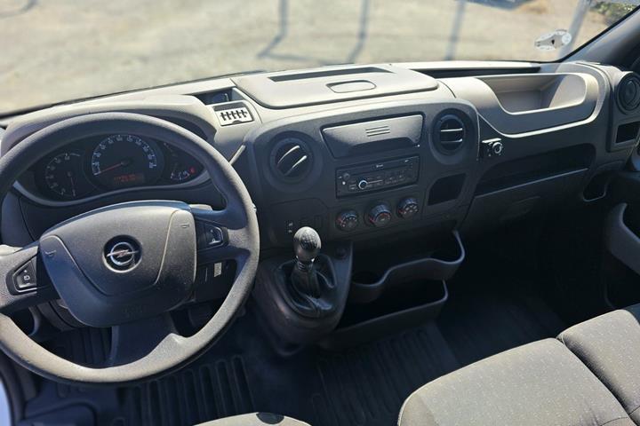Hvid Opel Movano fra 2012