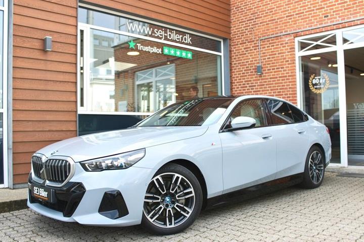 Grå BMW i5 fra 2024