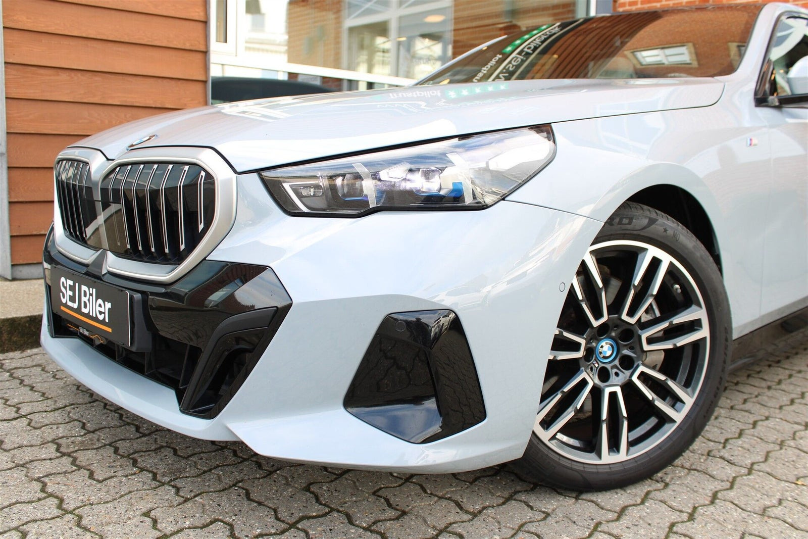 Grå BMW i5 fra 2024
