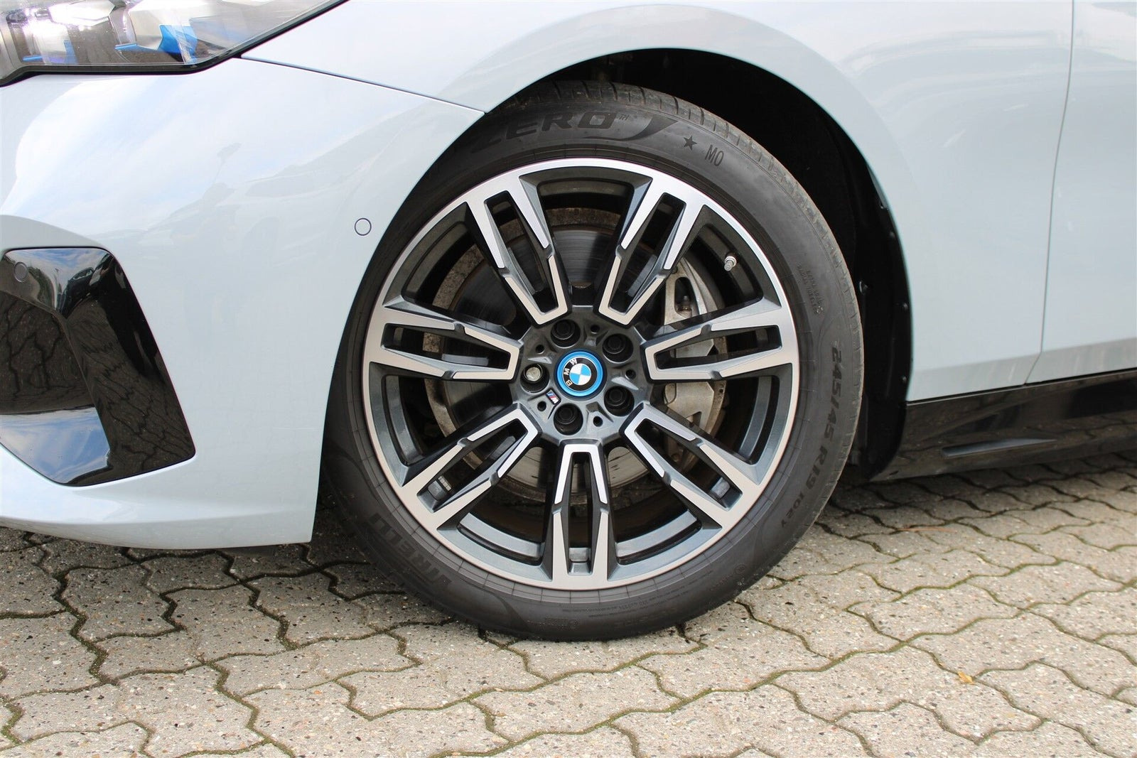 Grå BMW i5 fra 2024