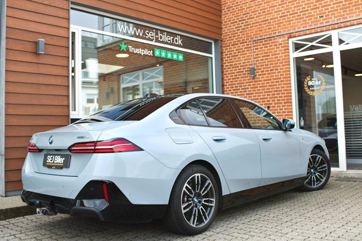 Grå BMW i5 fra 2024