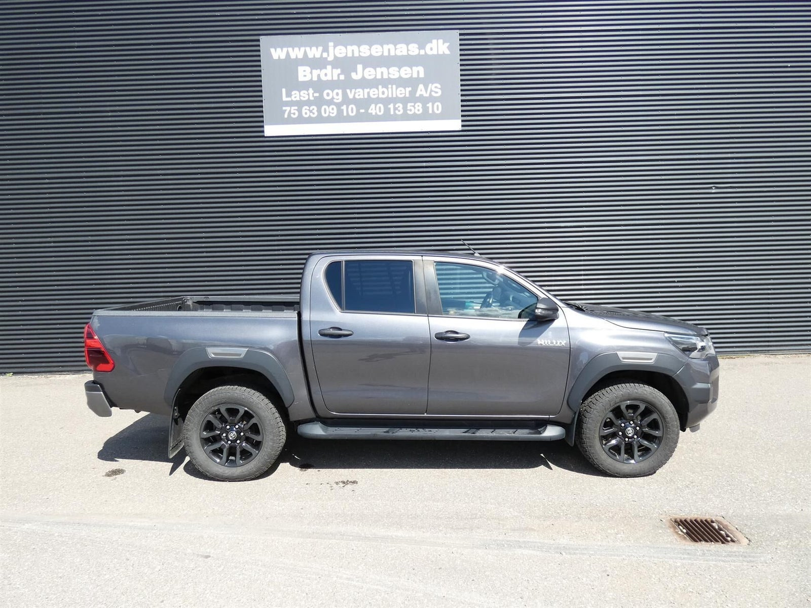 Grå Toyota HiLux fra 2021