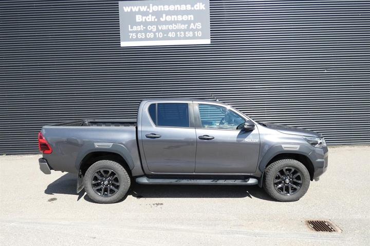 Grå Toyota HiLux fra 2021