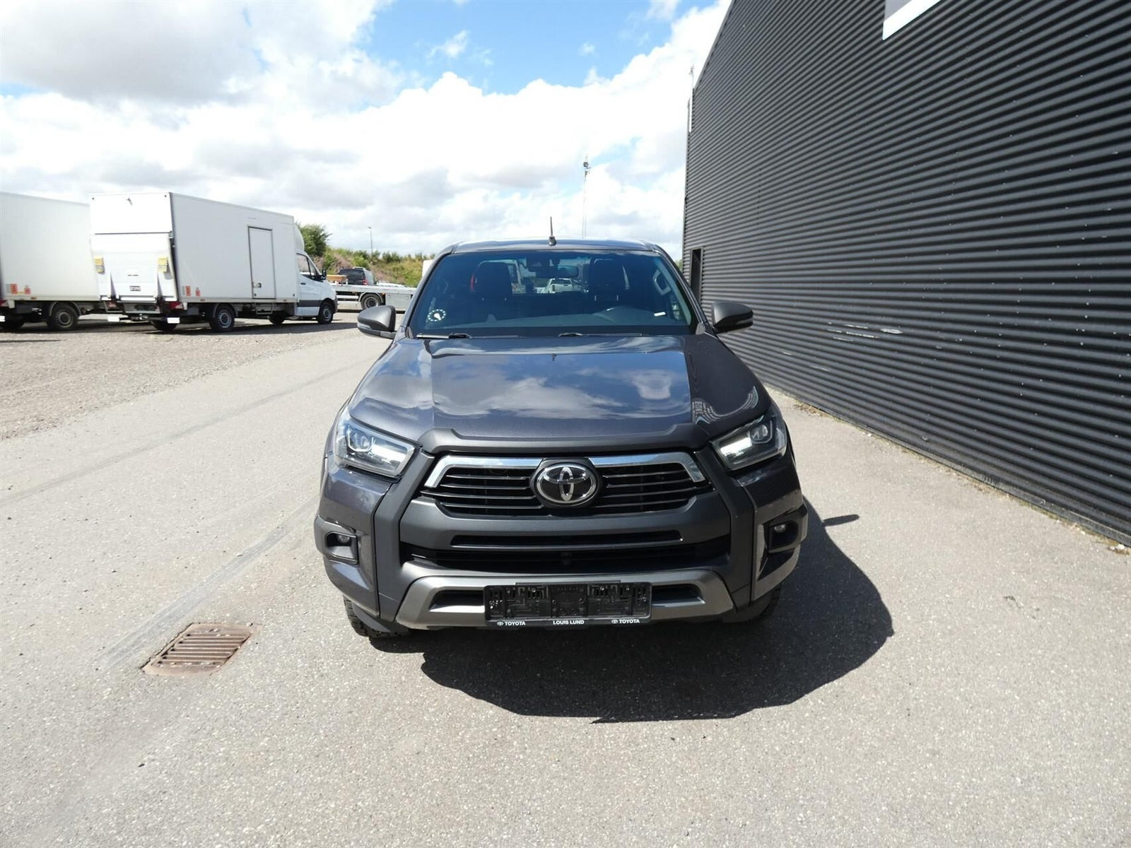 Grå Toyota HiLux fra 2021