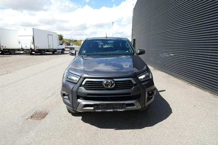 Grå Toyota HiLux fra 2021