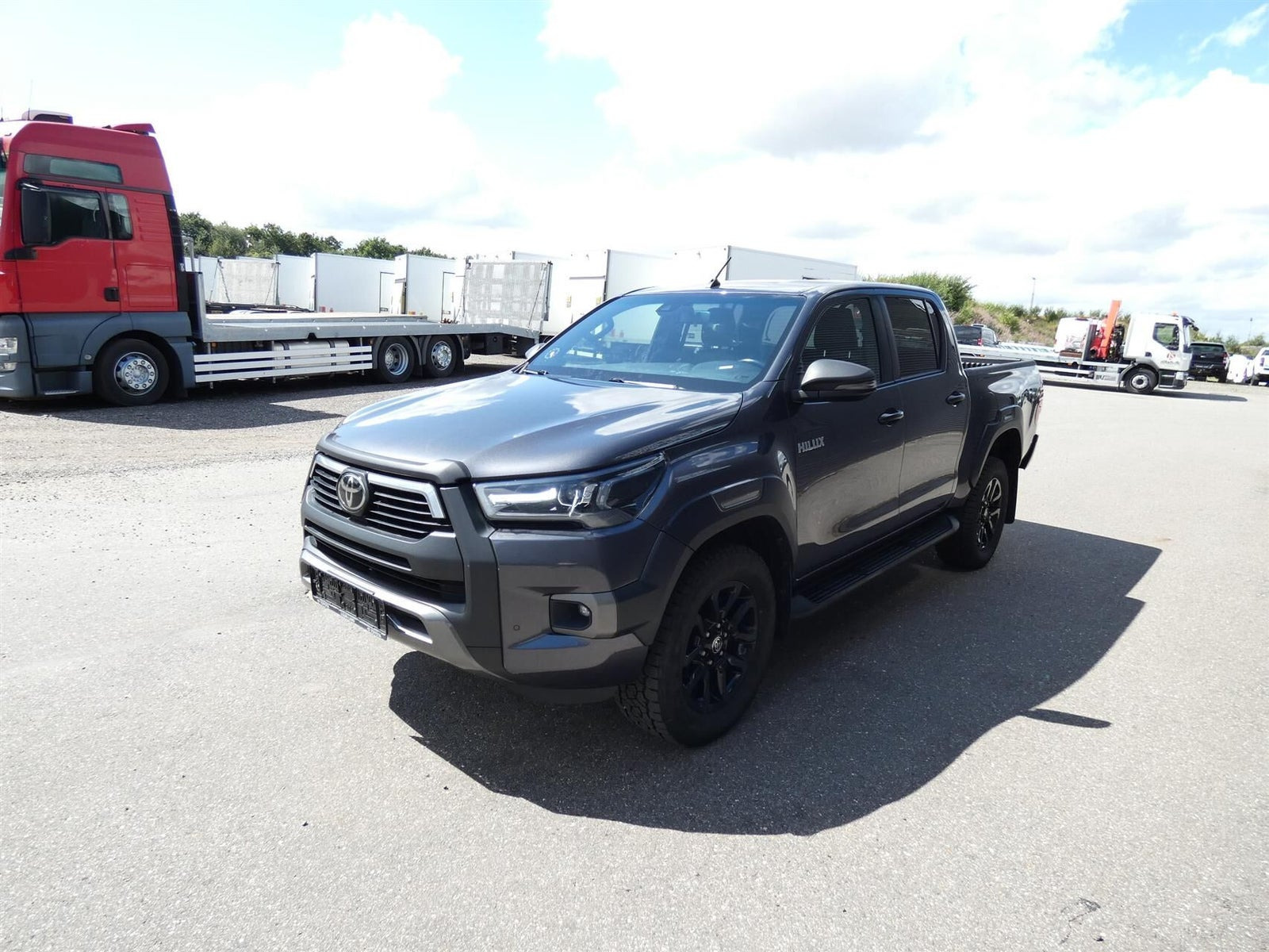 Grå Toyota HiLux fra 2021