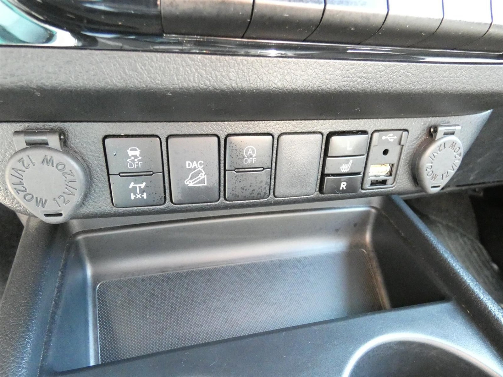 Grå Toyota HiLux fra 2021