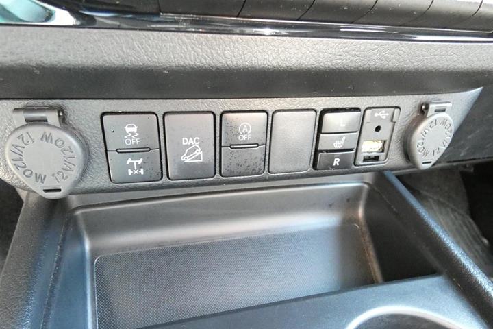 Grå Toyota HiLux fra 2021