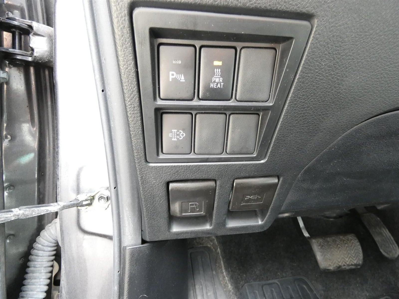 Grå Toyota HiLux fra 2021