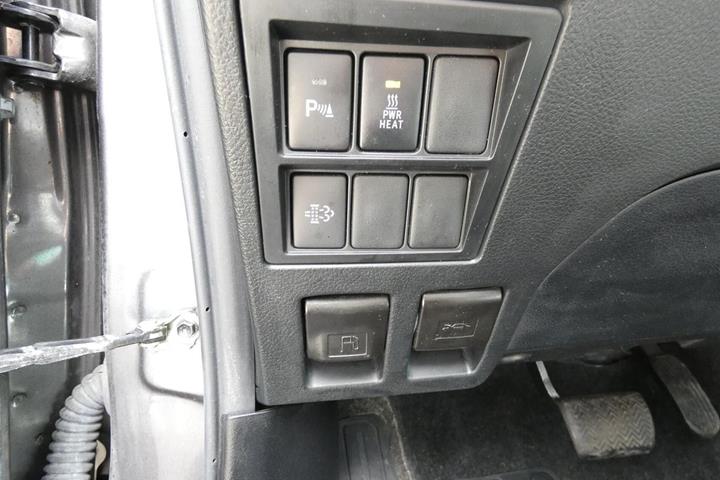 Grå Toyota HiLux fra 2021