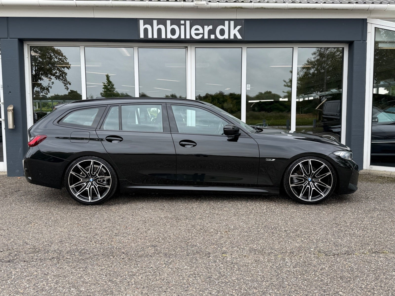 Sort BMW 330e fra 2024