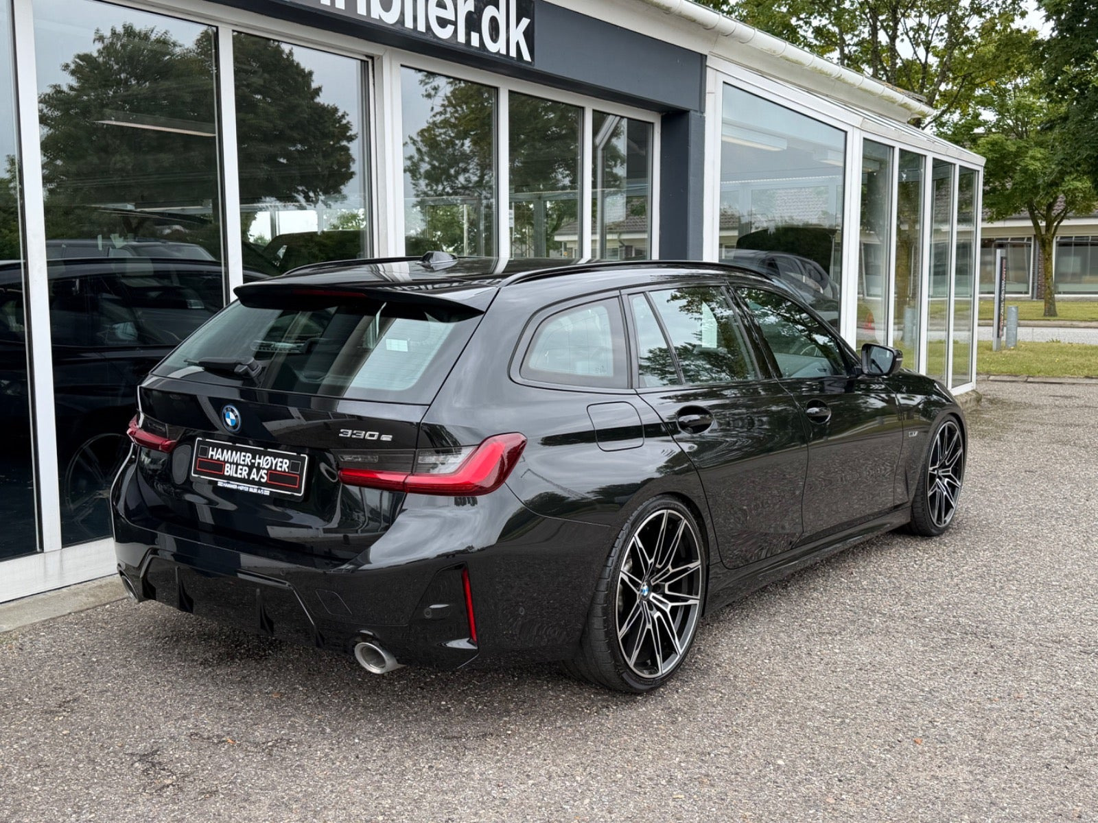 Sort BMW 330e fra 2024