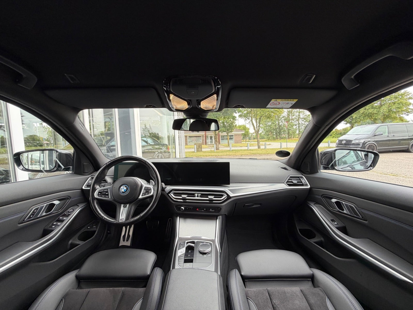 Sort BMW 330e fra 2024